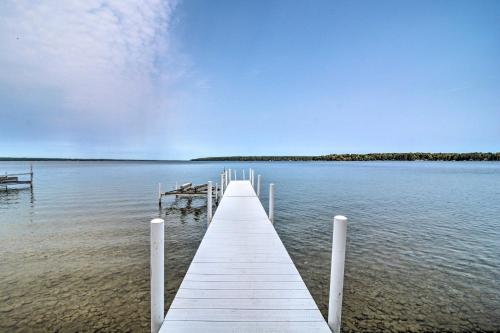 Gorgeous 3-Season Lakefront Escape with Private Dock