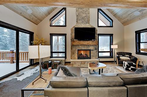 Blue River Hideaway with Hot Tub & Mountain Views home - image 3