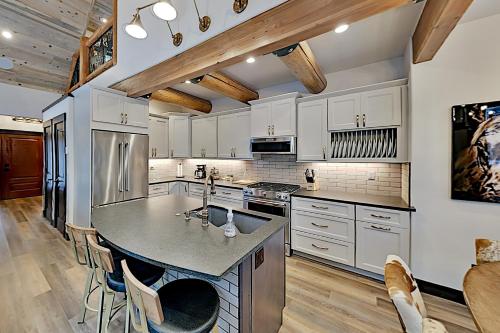 Blue River Hideaway with Hot Tub & Mountain Views home - image 4