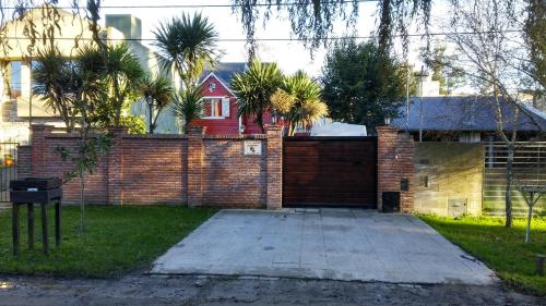 Habitación en villa neo victoriana con piscina (Habitacion en villa neo victoriana con piscina) near 아스토르 피아졸라 국제공항