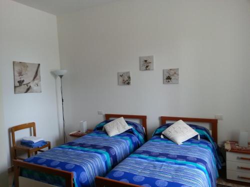 2 twin beds