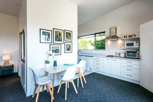 Delamore Cove - Nikau / You've Got It Maid