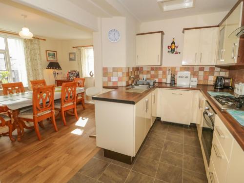 Bangor Cottage - image 2