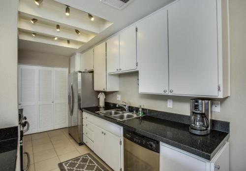 Private Greenhouse Condo - image 7