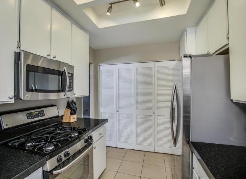 Private Greenhouse Condo - image 8