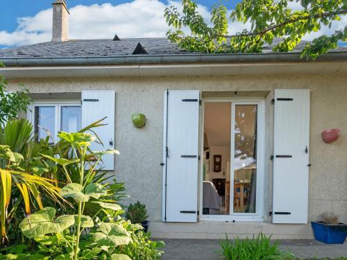 Serene Holiday Home for family with Garden