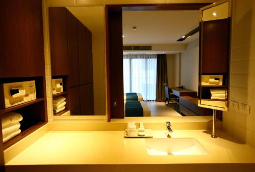 room detail thumbnail 2