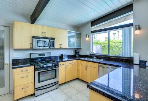 Sun and Fun Vacation Rental - image 5