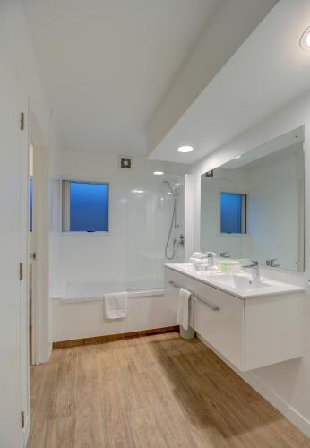Lakefront Apartments18 LAKE ESPLANADE ROAD - image 3