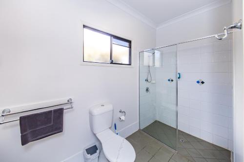 Ascot Lodge Motor Inn Stop at Ascot Lodge Motor Inn to discover the wonders of Kingaroy. The property offers guests a range of services and amenities designed to provide comfort and convenience. Facilities for disabled gue