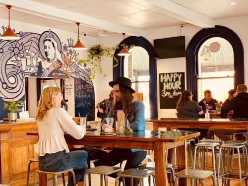 ผับ/เลาจน์, The Victoria Hotel Bathurst in แบทเธอสท์