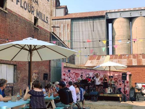 บริการและสิ่งอำนวยความสะดวก, The Victoria Hotel Bathurst in แบทเธอสท์