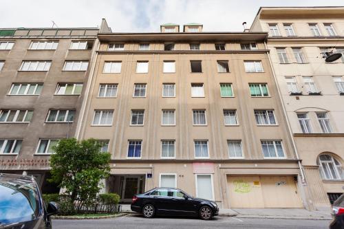 Spacious Modern City Apartment Close to Shopping Mile
