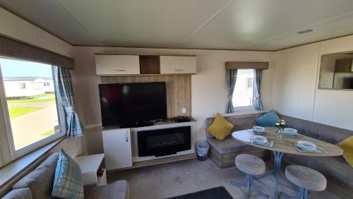 Luxury 2019 8 berth Caravan with Hot Tub @ Tattershall Lakes