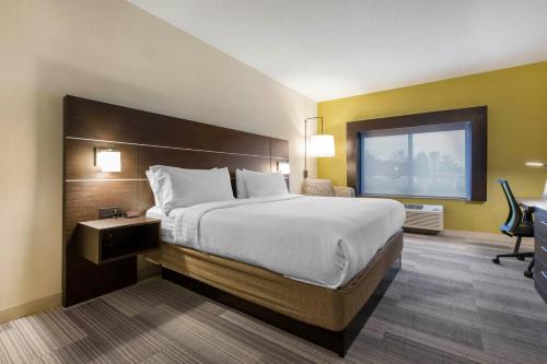 Holiday Inn Express and Suites Chicago West - St Charles, an IHG Hotel