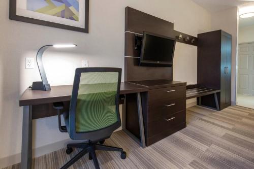 Holiday Inn Express and Suites Chicago West - St Charles, an IHG Hotel