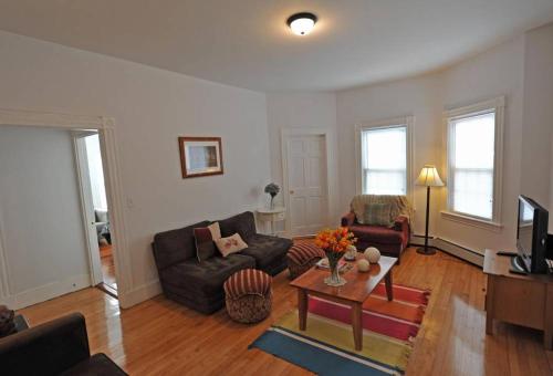 3 Bdrm Apt - Somerville with Easy Access to Boston and Cambridge