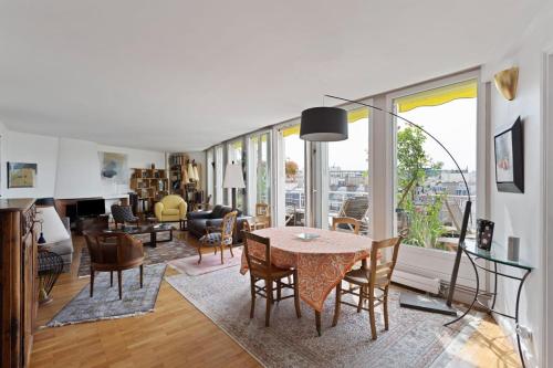 Stunning 3 Bed Apt with Balcony near Champs Elysée