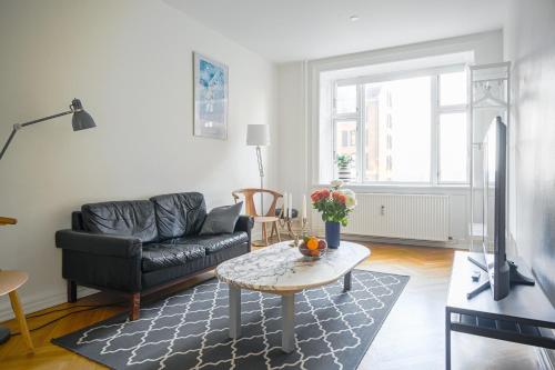 Bright and Spacious Apartment Close to the Queen's palace - main image