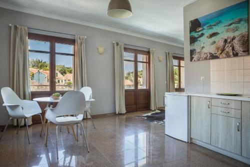Kitchen, Balhambra Suites - Adults Only in Erisos
