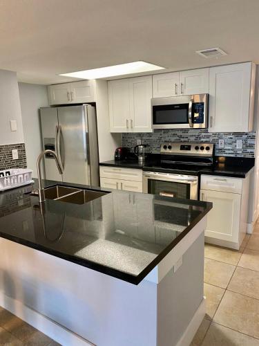 Grand Luxury 3BD Condo Apartment near Disney & Universal - image 2