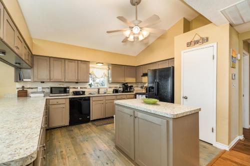 Hook Wine and Sinker - Waterfront Bay Home! - image 10