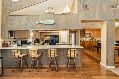 Hook Wine and Sinker - Waterfront Bay Home! - image 11