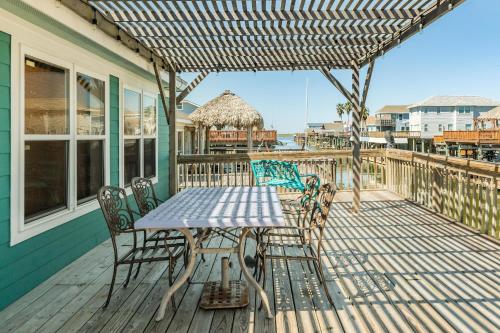Hook Wine and Sinker - Waterfront Bay Home! - image 12