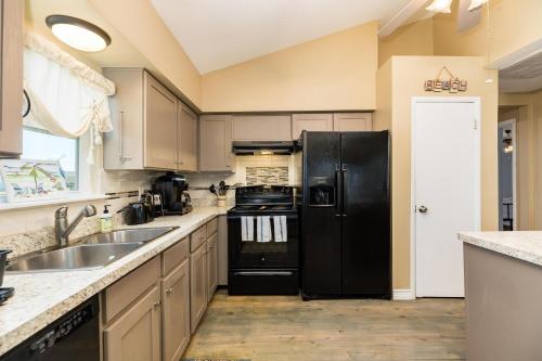 Hook Wine and Sinker - Waterfront Bay Home! - image 13