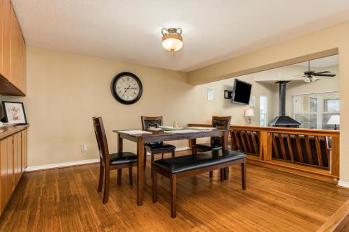Hook Wine and Sinker - Waterfront Bay Home! - image 14