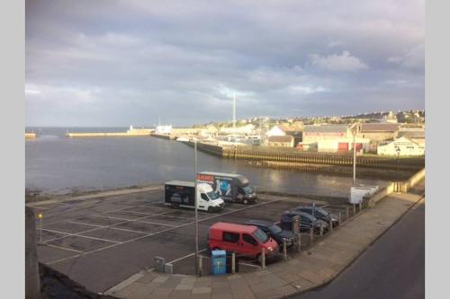 Centrally located 1 bed modern flat with harbour views 2