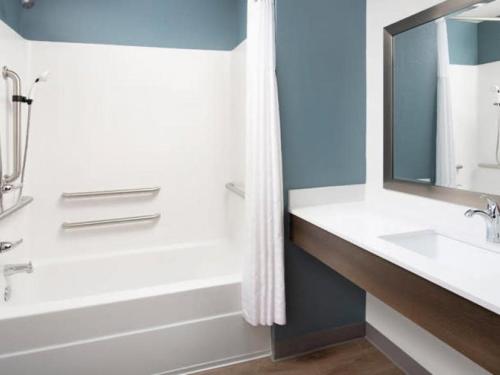 WoodSpring Suites Plano - North Dallas - 화장실