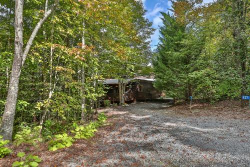 Chateau Relaxeau Breathtaking Spacious Mountain Home on Paved Road - image 13