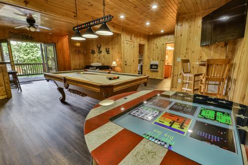 Chateau Relaxeau Breathtaking Spacious Mountain Home on Paved Road - image 2