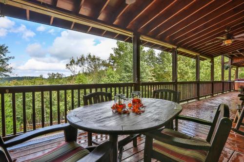 Chateau Relaxeau Breathtaking Spacious Mountain Home on Paved Road - image 11
