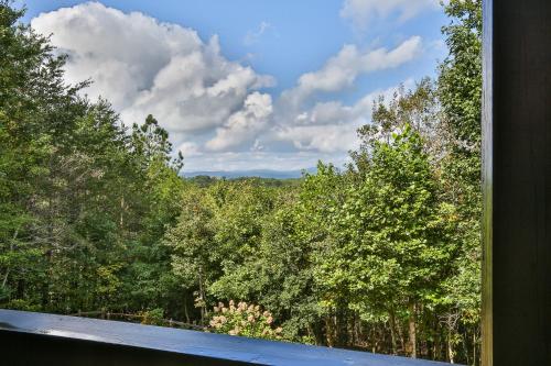 Chateau Relaxeau Breathtaking Spacious Mountain Home on Paved Road - image 10