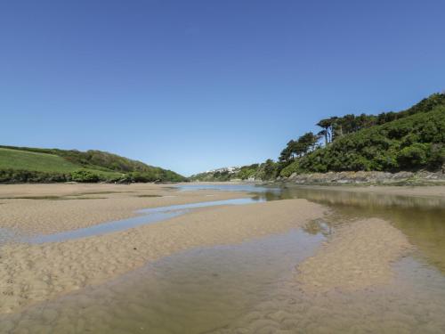 2 Riverside Crescent - image 4