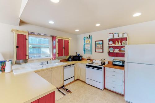 Beach Cabin Getaway - image 6