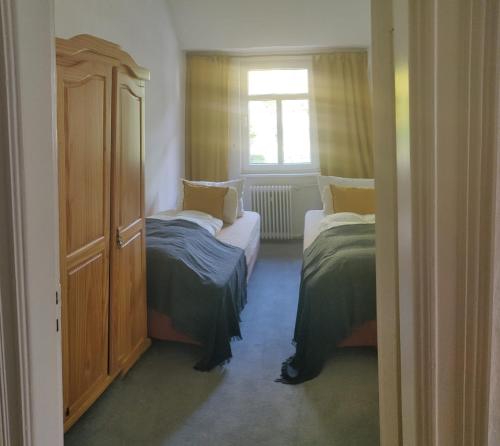 3 bedrooms, 9 beds