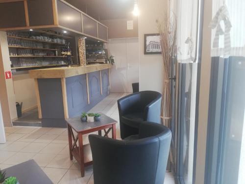 Pub/Lounge, Logis Hotel Restaurant l'Oree Des Bois in La Breille-Les-Pins