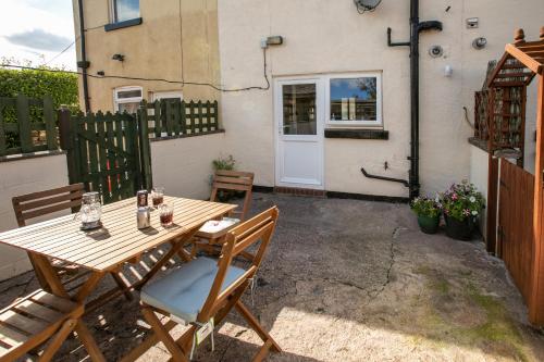 Charming terraced cottage close to Alton Towers