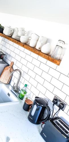 The Annexe - private, self-contained with parking - Tap to explore photos