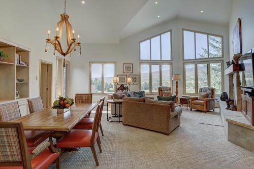 2Br Condo In The Seasons At Arrowhead- Vaulted Ceilings Condo in Edwards, USA