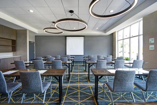 Holiday Inn Grand Rapids North - Walker an IHG Hotel - image 4