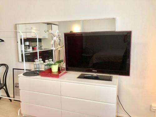 Albertinkatu 10 Scandinavian Home - image 12