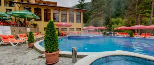 Peldbaseins, Balkan Hotel in Chiflik