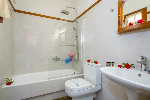 Folia Apartments Chania Folia Apartments is conveniently located in the popular Nea Kidonia area. Both business travelers and tourists can enjoy the propertys facilities and services. Service-minded staff will welcome and g