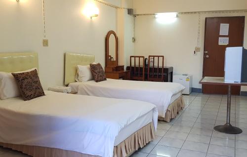 room detail thumbnail 1