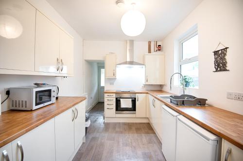 keuken, 5 Bed - 2 Bath - Ideal for Work Crews in Aberavon