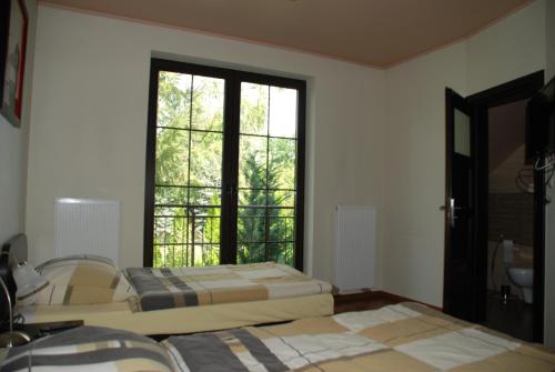 2 twin beds